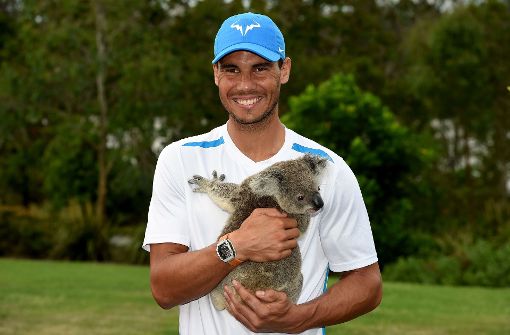 Der Spanier Rafael Nadal posiert mit einem süßen australischen Koala, bevor er in das Tunier in Brisbane startet. Foto: AFP