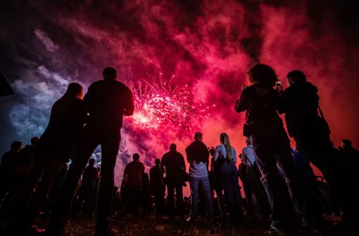Großfeuerwerke wie das Feuerwerksfestival „Flammende Sterne“ in Ostfildern ziehen viele Menschen an. Foto: dpa/Christoph Schmidt