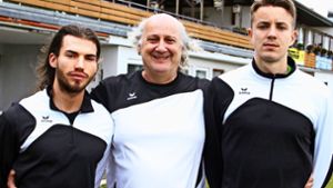 Der Trainer Klaus Kämmerer mit seinen beiden Neuen: Foto: Yavuz Dural