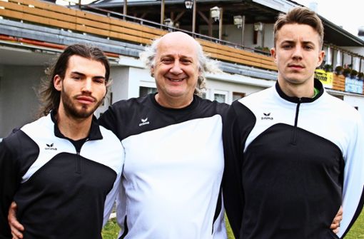 Der Trainer Klaus Kämmerer mit seinen beiden Neuen: Foto: Yavuz Dural