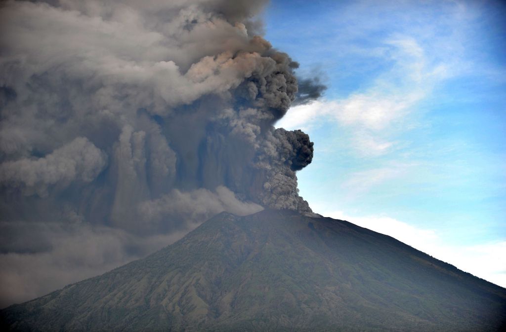 Der internationale Flughafen wurde aufgrund der Vulkan-Aktivitäten für 24 Stunden geschlossen.
