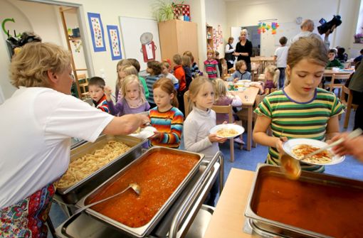 Essen gehört ebenso zur Ganztagsschule wie eine  ganz andere Zeitplanung und Zusammenarbeit mit Vereinen und Institutionen. Foto: picture alliance/dpa