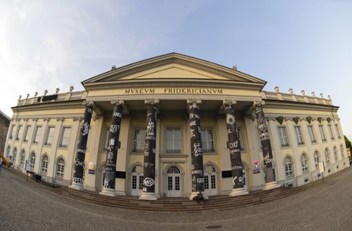 Die Säulen   am Kasseler Fridericianum wurden von dem Künstler Dan Perjovschi gestaltetet. Foto: dpa/Boris Roessler