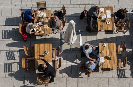 Bei Lokalen im Freien fühlen sich viele Gäste sicherer, der Abstand zwischen den Tischen wird inzwischen von vielen Wirten auch vergrößert. Foto: dpa/Wolfram Kastl