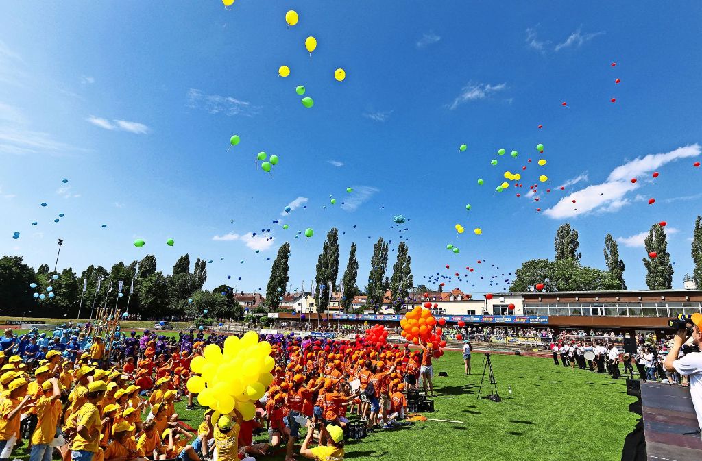 Zum Auftakt der Biennale verwandelten 800 Sindelfinger Grundschüler das Floschenstadion in ein Farbenmeer.