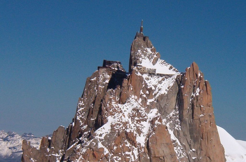 Die Hütte liegt südlich von Chamonix auf einer 3613 Meter hohen Eis- und Felskuppe, etwa 500 Meter nördlich des 3532 Meter hohen Sattels Col du Midi, der den Montblanc du Tacul (4248 Meter) mit der Aiguille du Midi (3842 Meter) verbindet.