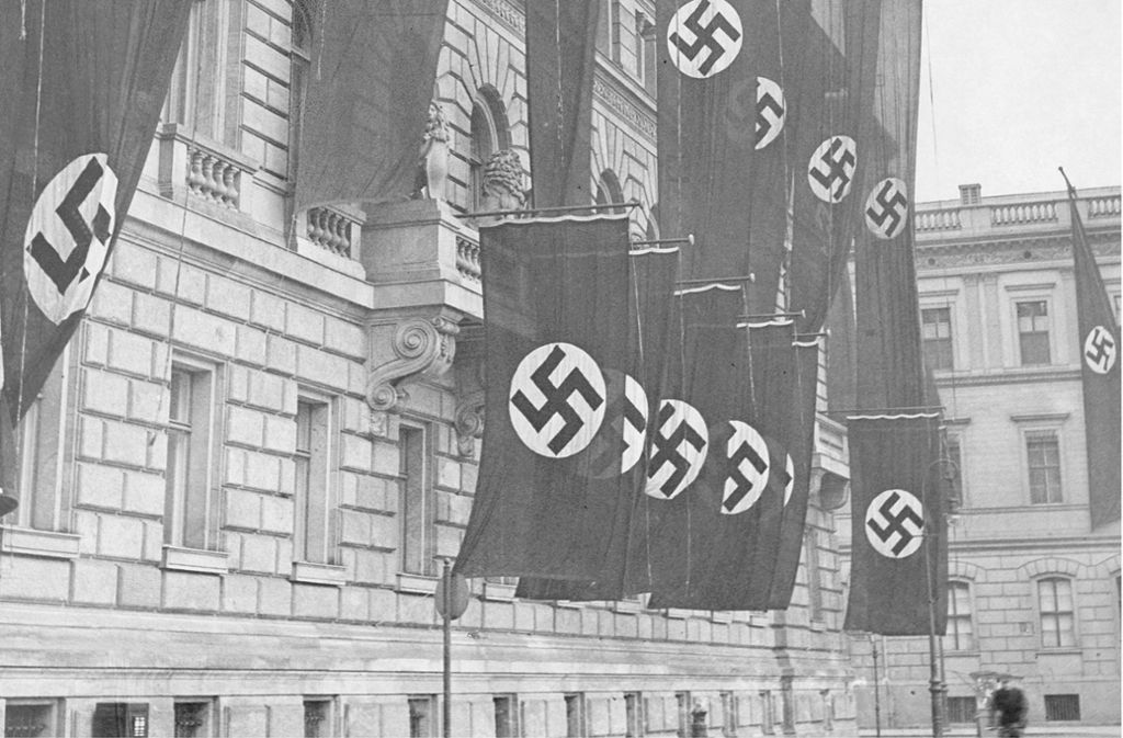 Nach dem Anschluss von Österreich im Jahr 1938 wehen am   Reichsfinanzministerium in Berlin  die Fahnen der Nazis. Foto: picture alliance / ullstein bild/Herbert Hoffmann