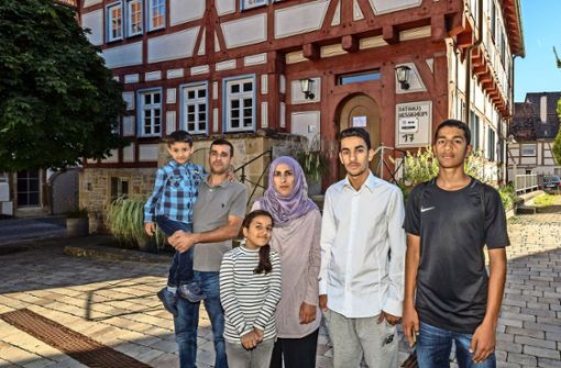 In Hessigheim angekommen: Familie Al-Obaidi mit Sohn Abdullah, Vater Alaa, Mutter Abeer, Tochter Mayss sowie den Söhnen Mustafa und Layth (von links). Foto: factum/Weise