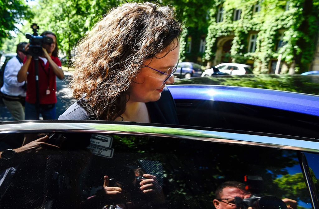Andrea Nahles steigt Anfang Juni in Berlin ins Auto, nachdem sie sich von Journalisten verabschiedet hat. Sie war die erste Frau an der Spitze der SPD. Unsere Bilderstrecke zeigt Politiker, deren Karriere im Jahr 2019 endete. Foto: AFP