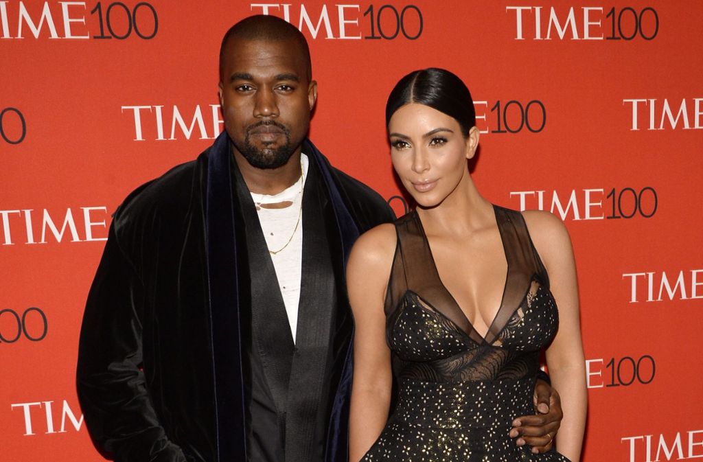 Seit 2014 sind sie verheiratet. Kims Ehemann Kanye West versteht sich bestens darauf, Aufmerksamkeit auf sich zu ziehen. Er sorgte für diverse Eklats, Eskapaden und Ausraster. Regelmäßig hat er Ärger mit den Paparazzi und wird auch  mal handgreiflich. Auch so bleibt man im Gespräch.
