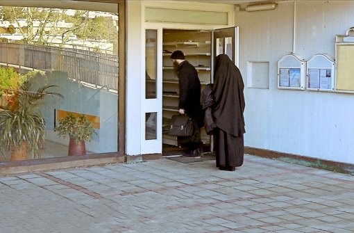 Ein im bosnischen Bosanski Novi geborener Muslim betritt mit seiner verschleierten Ehefrau die Gebetsräume der „Mesdschid Sahabe“ in der Regerstraße 60 in Stuttgart-Botnang Foto: SRF