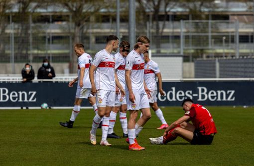 Hängende Köpfe bei den Spielern des VfB Stuttgart II. Foto: imago images/Eibner