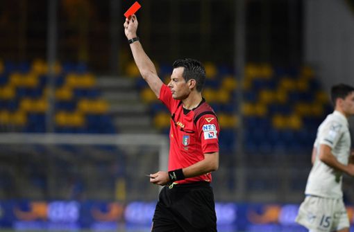 Schiedsrichter können bei einem absichtlichen Hustangriff eine Rote Karte geben. Foto: imago images/LaPresse/Cafaro