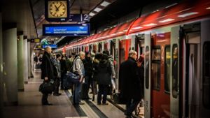 Die S-Bahn fährt zurzeit seltener, es sind aber noch Plätze frei - der Bahnstreik lässt die Passagiere schon vorab Alternativen organisieren Foto: Lichtgut/Achim Zweygarth