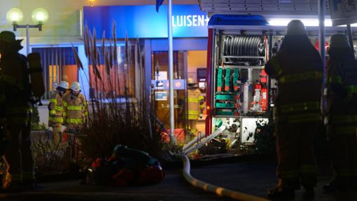 Polizisten und Feuerwehrleute sind wegen einer möglichen Bedrohungssituation im Aachener Luisenkrankenhaus im Einsatz. Die mögliche Bedrohung gehe von einer Frau im Krankenhaus aus. Foto: Henning Kaiser/dpa