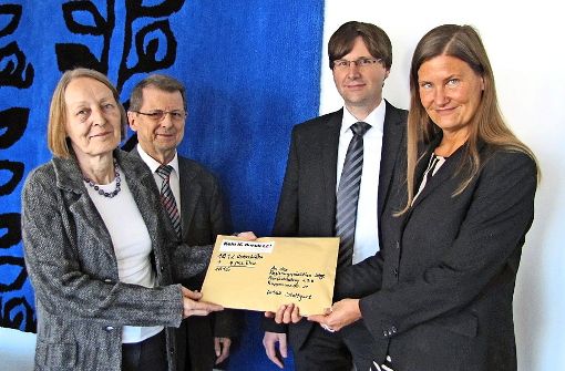 Claudia Moosmann (links) übergibt  Nina Homoth (rechts)  den Umschlag. Dazwischen stehen Siegfried Böhme (Zweiter von links) und Fabian Mohr. Foto: Felix Arnold