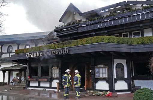Das Stammhaus des berühmten Schwarzwaldhotels ist nach dem Feuer eine Brandruine. Foto: dpa