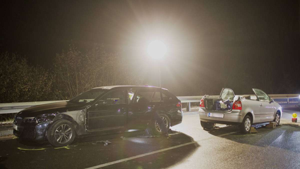 Zeugen zu Unfall in Hedelfingen gesucht: Autoscheiben vereist? Seniorin kracht mit VW in BMW – zwei Verletzte