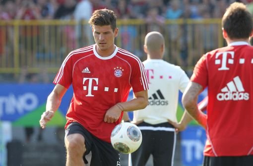 Der Transfer stockt: Bayern München will für den Stürmer Mario Gomez viel mehr Ablöse, als der AC Florenz bereit ist zu zahlen. Foto: dpa