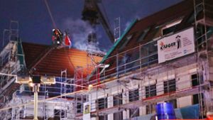 Dachstuhl in Brand geraten – umliegende Gebäude evakuiert