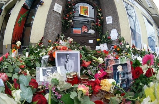 Blumen liegen für den verstorbenen Popstar David Bowie vor dem Hauseingang in Berlin-Schöneberg wo er wohnte. Foto: dpa