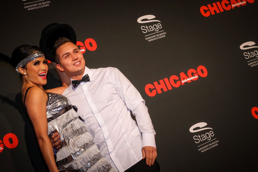 Model Mia Gray und ihr Partner Oliver Kobs haben sich für die Premiere von Chicago in Schale geworfen.