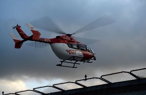 Der 21-Jährige wurde mit einem Rettungshubschrauber in eine Klinik geflogen. (Symbolbild) Foto: dpa