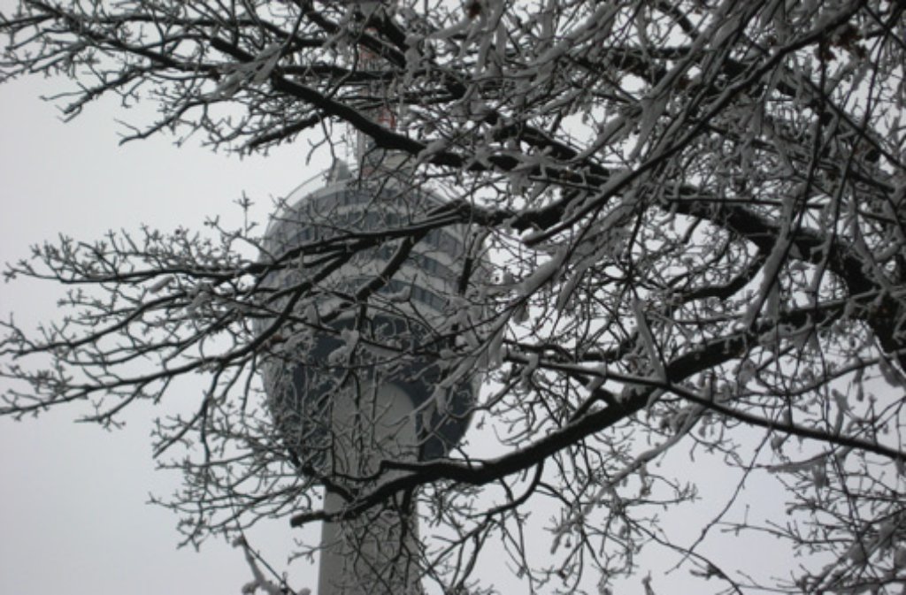 Auch der Fernsehturm trägt Weiß - dicke Schneeflocken sind am Montag in Stuttgart und der Region gefallen.