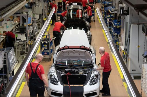 Anders als in den Verwaltungsbereichen  von Porsche haben die Mitarbeiter in der Produktion   künftig nicht mehr Freiheiten. Foto: dpa/Marijan Murat