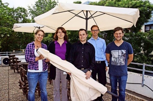 Ulrike Zahn (l.) und Martin Kapler (r.) freuen sich über die Sonnenschirme, die einige Daimler-Mitarbeiter aus eigener Tasche bezahlt haben. Foto: Leonie Schüler
