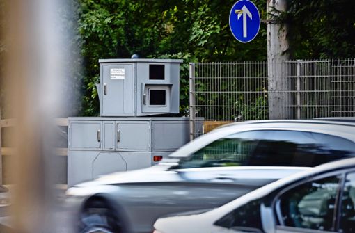 Am Neckartor wird geblitzt: Ein grauer Kasten auf einem Anhänger ist stationär – und doch mobil. Foto: Lichtgut/Max Kovalenko