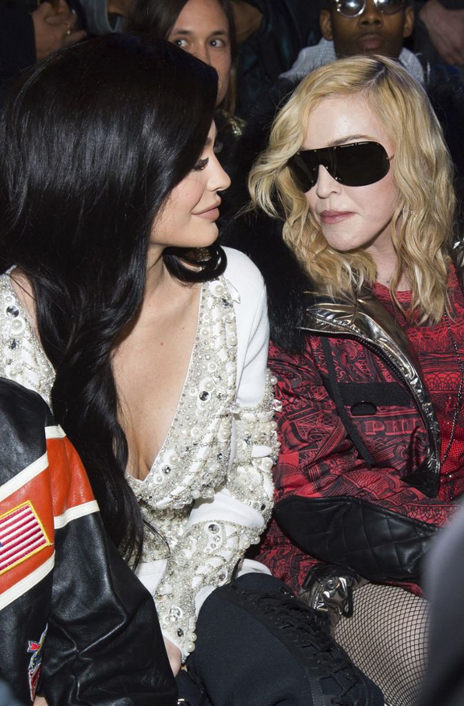 Seit Sommer 2015 hat sie mit ihrer Schwester Kendall eine Modelinie beim britischen Modeunternehmen Topshop. Im selben Jahr brachte sie auch ihre Kosmetik-Marke Kylie Cosmetics auf den Markt. Selbst mit Madonna (Foto) ist Kylie auf Du und Du.