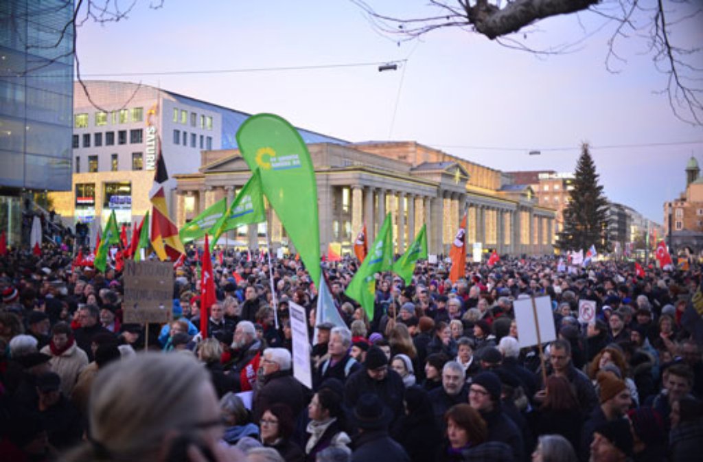 Mehr als 8000 Menschen demonstrieren am Montag in Stuttgart gegen die Pegida-Bewegung.