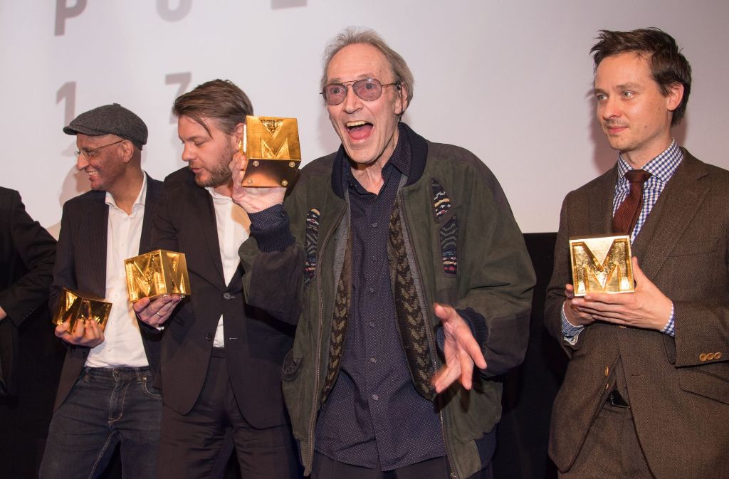 Regisseur Roland Klick (2. v. r.) freut sich über den Preis für sein Lebenswerk. Auch Schauspieler Tom Schilling (rechts) darf eine Auszeichnung beim Deutschen Regiepreis mit nach Hause nehmen.