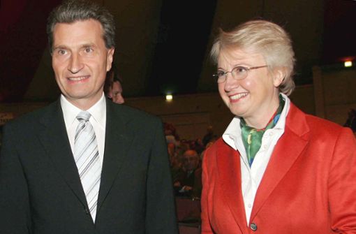 Einstmals Rivalen: Günther Oettinger und Annette Schavan bewarben sich im Herbst 2004 um die Nachfolge von Erwin Teufel auf dem CDU-Landesvorsitz – hier bei einer Regionalkonferenz in Rust Foto: AP
