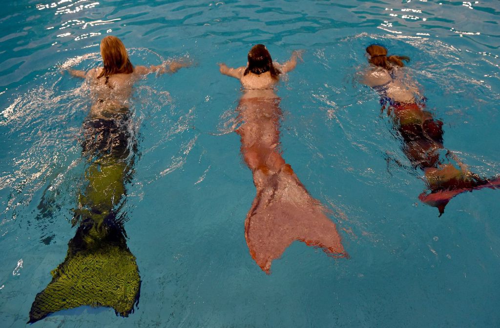Das Schwimmen mit der Monoflosse erfordert ein bisschen Übung. Macht den Mädchen aber großen Spaß.