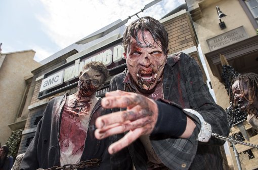 Zombies verbreiteten bei der Eröffnung der „The Walking Dead“-Attraktion in Hollywood Angst und Schrecken. Foto: AFP
