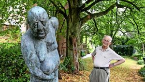 Karl-Henning Seemann ist in seinem prächtigen Garten nicht nur von alten Bäumen, sondern auch von seinen Skulpturen umgeben. Foto: factum/Granville