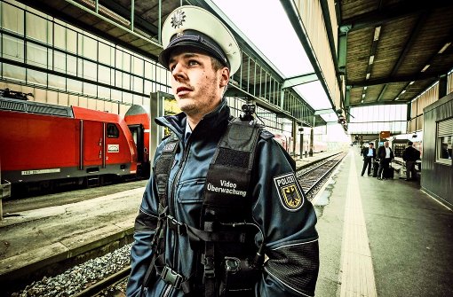 Besonderer Blick über die Schulter bei der Bundespolizei im Stuttgarter Hauptbahnhof. Sogenannte Bodycams sollen die Gewalt gegen die Beamten verringern Foto: Lichtgut/Leif Piechowski