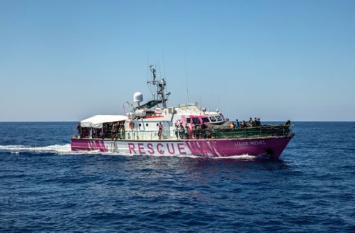 Das Rettungsschiff „Louise Michel“ ist von Streetartkünstler Banksy finanziert. Foto: dpa/Santi Palacios