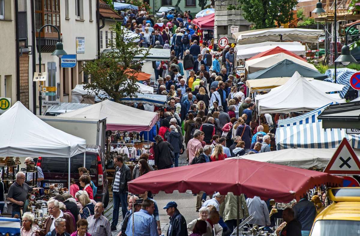 Besucher tummeln sich am Pfingstmontag 2019 zwischen den Ständen des Markts in Wäschenbeuren. Foto:  