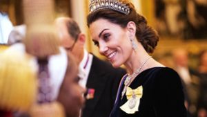 Glamouröser wird’s nicht: Herzogin Kate legt beim Diplomatenempfang in Buckingham Palace den ganz großen Auftritt hin. Foto: imago images// Pool via www.imago-images.de