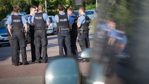 Polizisten stehen am Tatort in Bischofsheim im Kreis Groß-Gerau. Foto: dpa