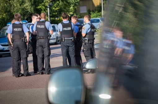 Polizisten stehen am Tatort in Bischofsheim im Kreis Groß-Gerau. Foto: dpa