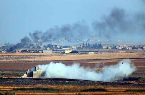 Brandherd Syrien: Das Eindringen türkischer Truppen in den Norden des Landes – das Foto ist vom türkischen Grenzort  Akcakale aus aufgenommen – heizt die Konflikte weiter an. Foto: dpa