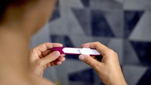 Ein positiver Schwangerschaftstest löst nicht immer Freude aus. Foto: imago//Zhuykov