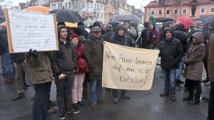 Bei einer Spontandemo versammelten sich am Sonntagnachmittag am Käthe-Kollwitz-Platz in Bautzen (Sachsen) rund 70 Personen. Die Teilnehmer protestieren gegen den Brandanschlag auf eine geplante Flüchtlingsunterkunft in der sächsischen Stadt. Foto: dpa