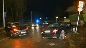 Der Peugeot-Fahrer krachte in einen geparkten Mercedes. Foto: KS-Images.de / Karsten Schmalz/Karsten Schmalz