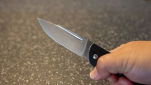 Der 36-Jährige soll zwei Personen mit einem Messer bedroht haben. (Symbolfoto) Foto: imago images/Ulrich Roth