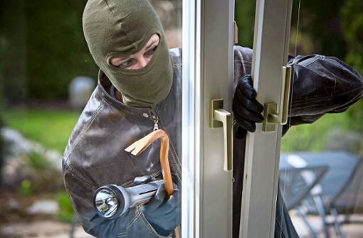 Das freut den Einbrecher: Ein gekipptes Fenster ist für einen Profi wie ein freier Eintritt. Foto: imago images / McPhoto